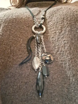 Collar largo con colgantes