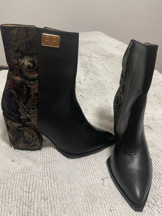 Botas Dona V Pretas com Estampa Floral