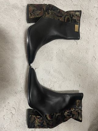 Botas Dona V Pretas com Estampa Floral