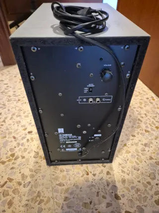 Yamaha SW-P130 Subwoofer Plata