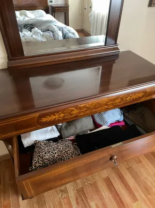 Cabezal, mesitas y cómoda de madera