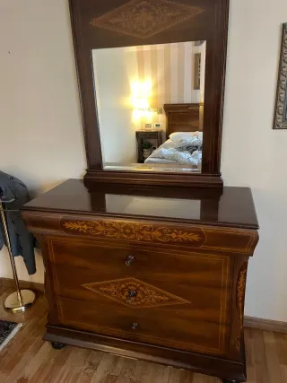 Cabezal, mesitas y cómoda de madera