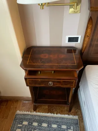 Cabezal, mesitas y cómoda de madera