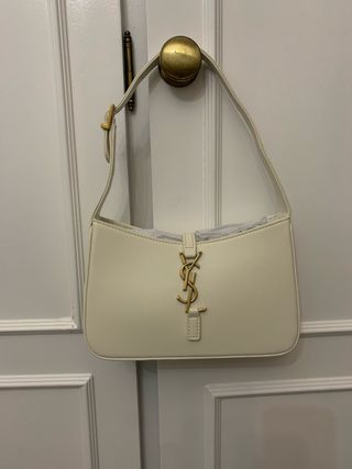 Mala de ombro dourada e branca