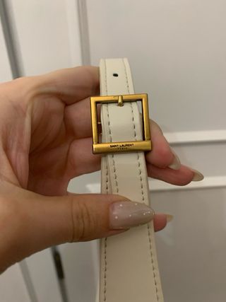 Mala de ombro dourada e branca