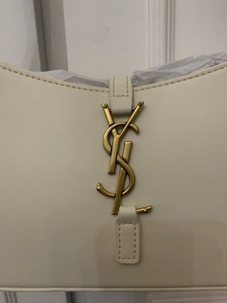 Mala de ombro dourada e branca