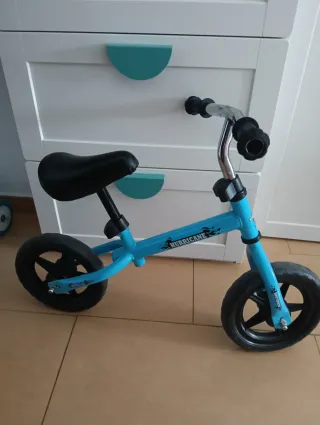 Bicicleta de equilibrio azul