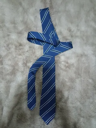 Corbata azul con rayas blancas