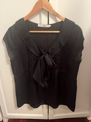 Blusa negra Nice Things con cuello plisado