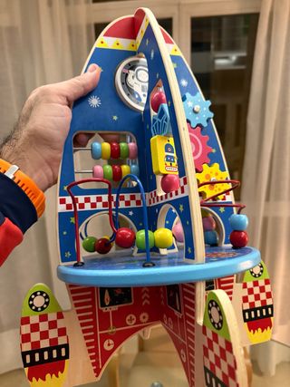 Cohete espacial de madera para niños