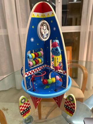 Cohete espacial de madera para niños