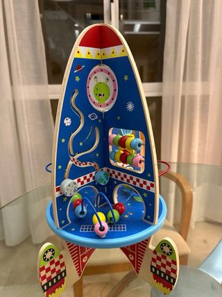 Cohete espacial de madera para niños