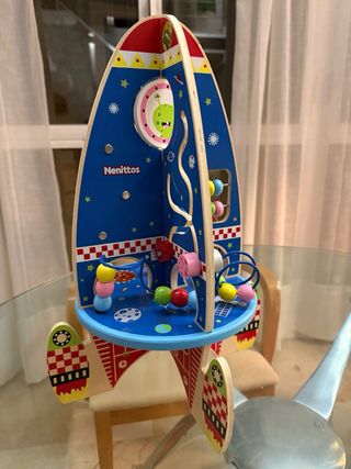 Cohete espacial de madera para niños