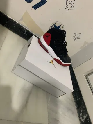 Zapatillas Jordan Negras y Rojas