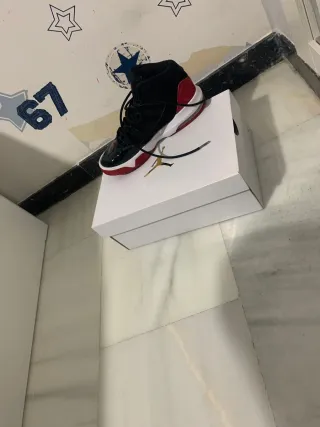 Zapatillas Jordan Negras y Rojas