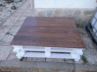 Mesa de palets para terraza con ruedas