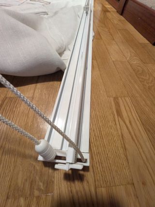 Cortina en muy buen estado con sistema de soporte