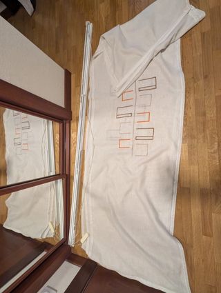 Cortina en muy buen estado con sistema de soporte