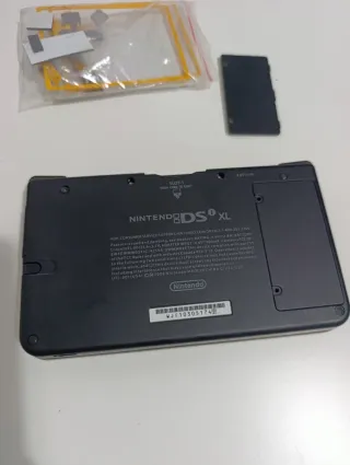 Nintendo DSi XL Amarilla (Para piezas) + cargador