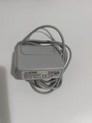 Nintendo DSi XL Amarilla (Para piezas) + cargador