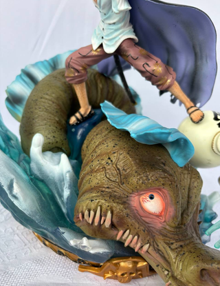 Statua One Piece Shanks con mostro marino