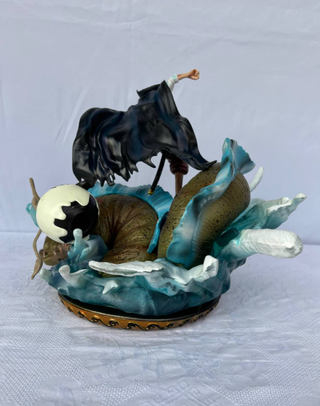 Statua One Piece Shanks con mostro marino