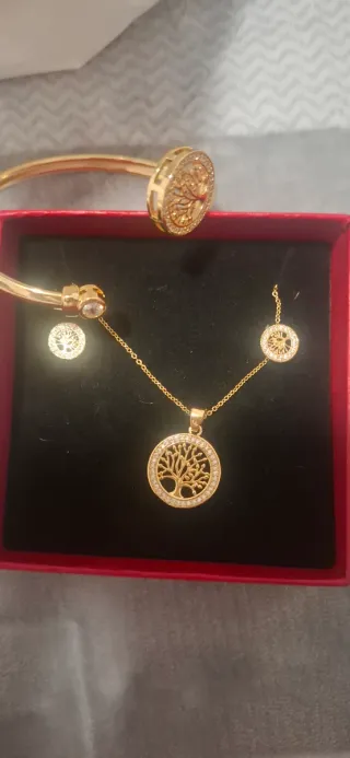 Conjunto de pendientes,colgante y brazalete.