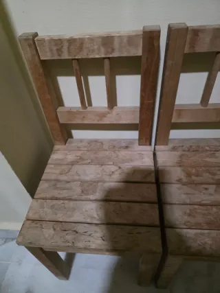 Sillas pequeñas de madera (2 unidades)