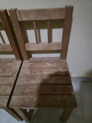 Sillas pequeñas de madera (2 unidades)