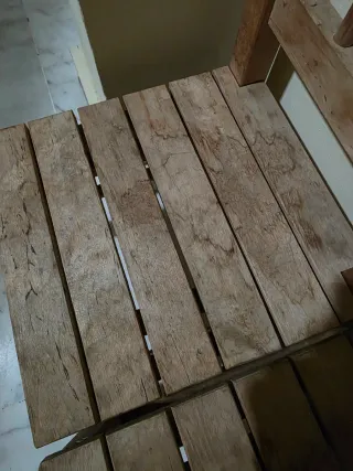 Sillas pequeñas de madera (2 unidades)