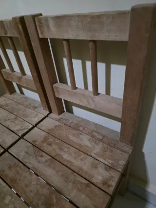 Sillas pequeñas de madera (2 unidades)