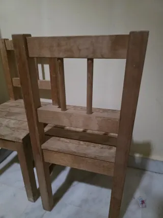 Sillas pequeñas de madera (2 unidades)