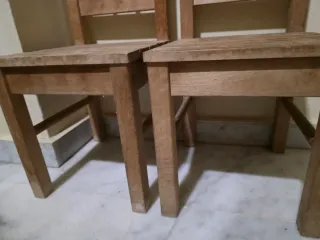 Sillas pequeñas de madera (2 unidades)