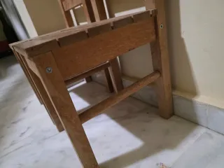 Sillas pequeñas de madera (2 unidades)