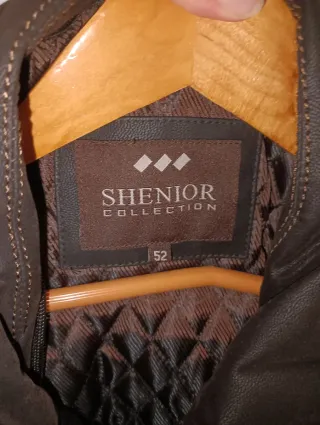 Cazadora de piel negra