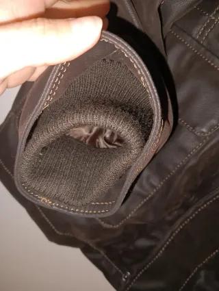 Cazadora de piel negra