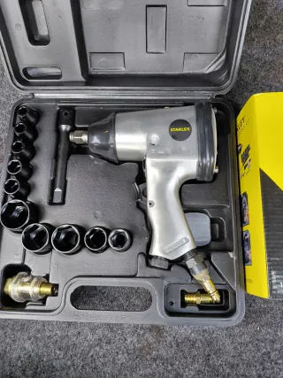 Máquina de Impacto Stanley com Jogo de Soquetes