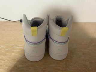 Zapatillas Puma altas blancas y moradas