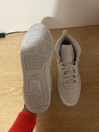 Zapatillas Puma altas blancas y moradas