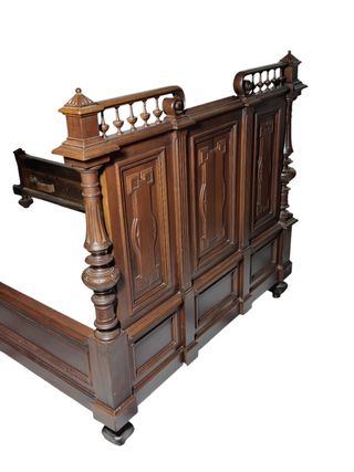 Elegante cama de estilo Isabelino