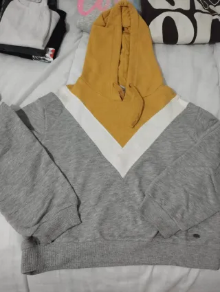 Sudadera gris y amarilla con capucha. Talla XS .