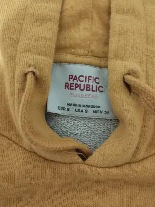 Sudadera gris y amarilla con capucha. Talla XS .