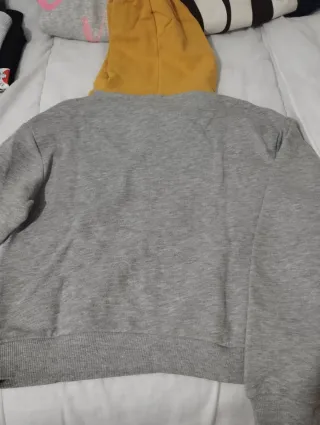 Sudadera gris y amarilla con capucha. Talla XS .