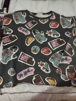 Sudadera gris con parches divertidos. Y 11-12 años