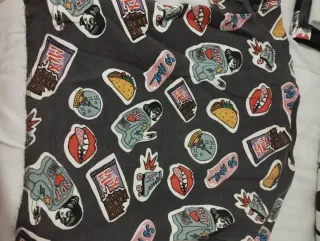 Sudadera gris con parches divertidos. Y 11-12 años