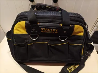 Maleta de herramientas negra y amarilla