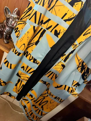 Gabardina vintage azul y amarilla precio algo nego