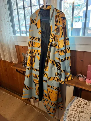 Gabardina vintage azul y amarilla precio algo nego