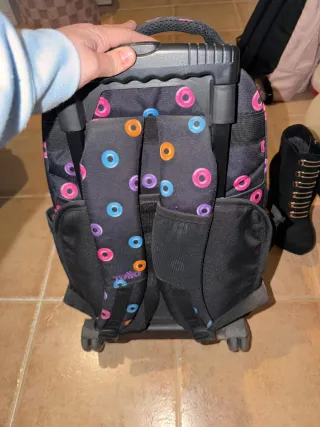 Mochila Totto con ruedas y diseño de donuts