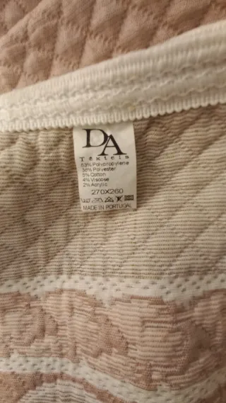 Copriletto matrimoniale beige e rosa